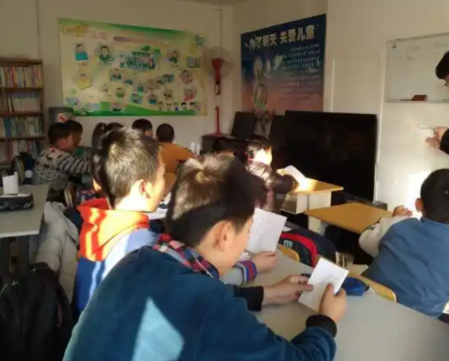 自由日活动让不同混龄班的幼儿在走班过程中相互学习互相帮忙 自由日活动让不同混龄班的幼儿在走班过程中相互学习互相帮忙