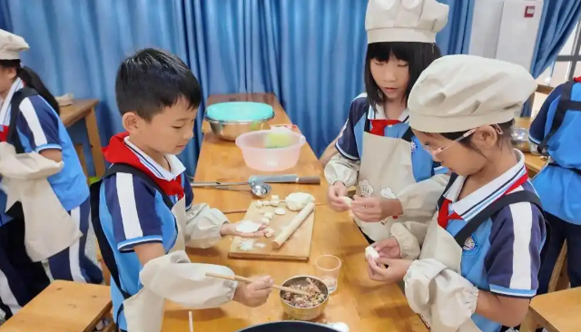 劳作项目学生们的着手才能创新意识和责任担任得到了全面提高 劳作项目学生们的着手才能创新意识和责任担任得到了全面提高